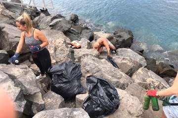 Limpieza de la escollera sur del muelle de Taliarte (Foto Pedro Martel/Wendy Cruz)